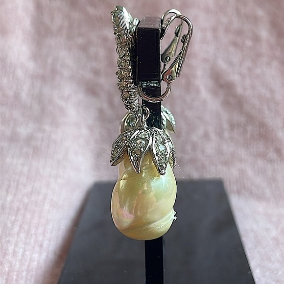 Vintage CINER Rhinestone and Pearl Clip On Earrings!  Gorgeous.  Wedding Worthy! - Picture 4 of 17